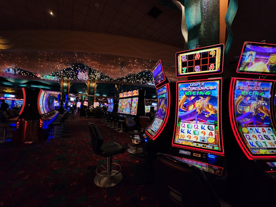 Ruang kasino modern dengan deretan mesin permainan