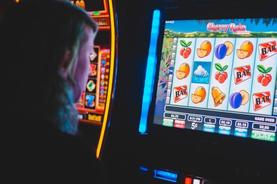 Pemain mengamati layar mesin slot
