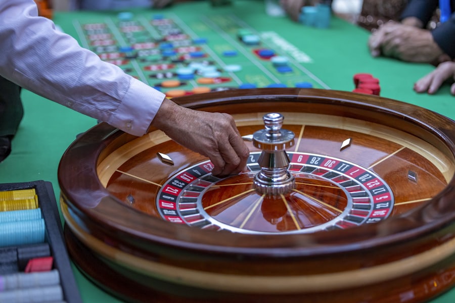 Pemain mengikuti meja roulette langsung